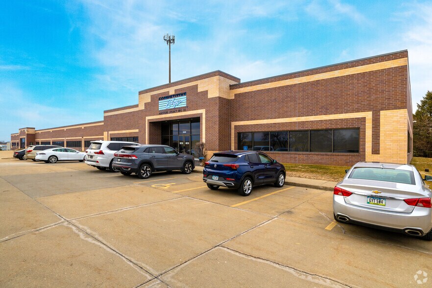 3500-3630 109th St, Urbandale, IA à vendre - Photo du bâtiment - Image 2 de 3