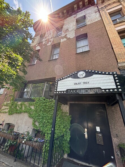 55 3rd St, Troy, NY à vendre - Photo du bâtiment - Image 2 de 34