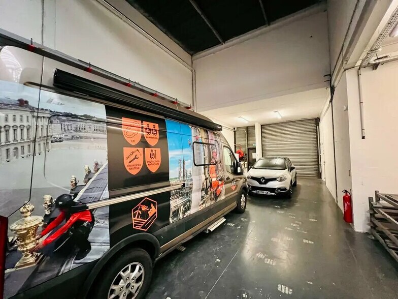 Flex dans Aubervilliers à louer - Photo du bâtiment - Image 3 de 14