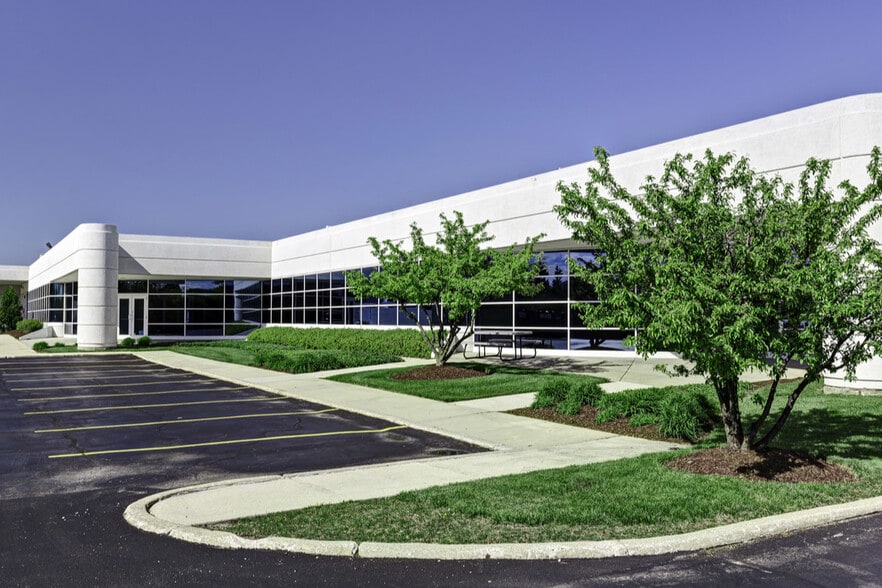 777 Oakmont Ln, Westmont, IL for lease - Building Photo - Image 1 of 2