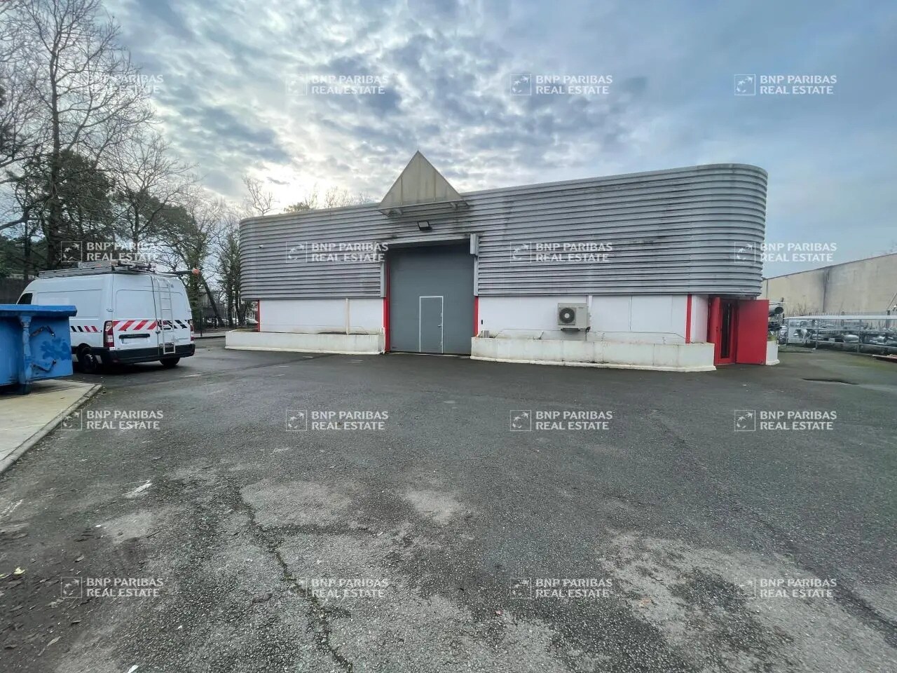 Flex in Pessac for lease Building Photo- Image 1 of 13