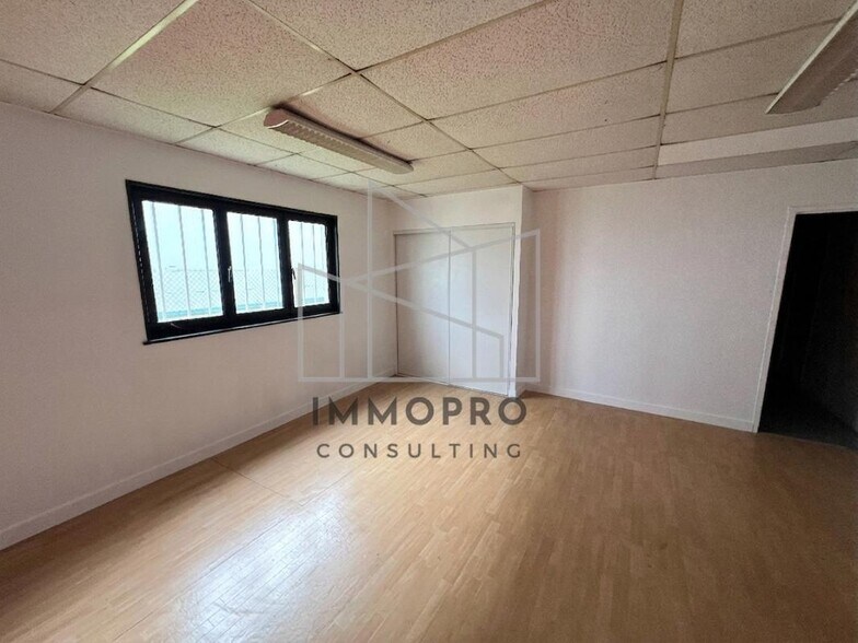 Industrial in Isneauville for lease - Building Photo - Image 3 of 9