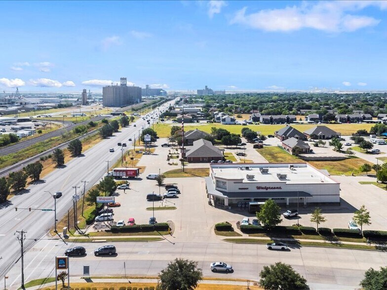 833 N Saginaw Blvd, Saginaw, TX à vendre - Photo du bâtiment - Image 3 de 9