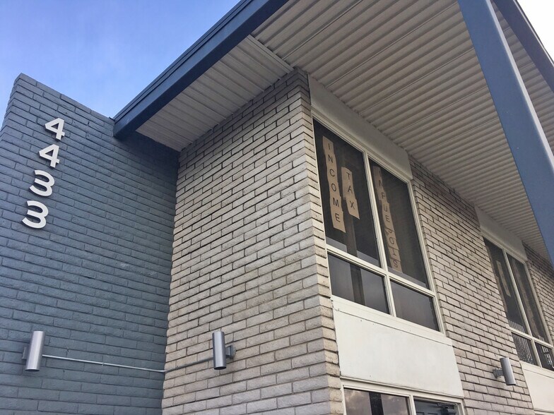 4433 N 19th Ave, Phoenix, AZ à louer - Photo du bâtiment - Image 2 de 13