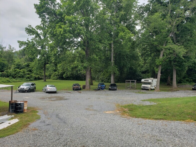 King's Mountain Hwy portefeuille de 2 propriétés à vendre sur LoopNet.ca - Photo du bâtiment - Image 3 de 11