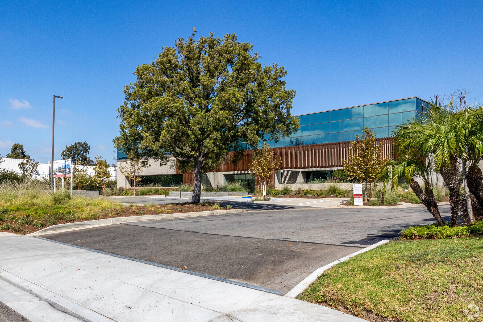 200 E Baker St, Costa Mesa, CA à louer Photo du bâtiment- Image 1 de 44
