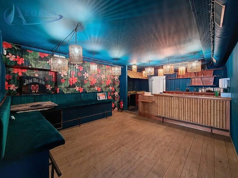 Retail in Nice for lease - Interior Photo - Image 3 of 8