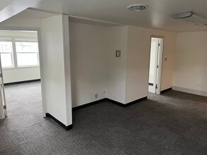 480 SW 2nd St, Lake Oswego, OR for lease Interior Photo- Image 2 of 3