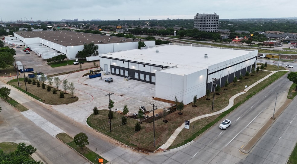 2322 N State Highway 360, Grand Prairie, TX à louer - Photo du bâtiment - Image 3 de 4