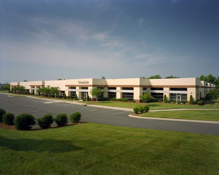 2401 Whitehall Park Dr, Charlotte, NC for lease - Primary Photo - Image 1 of 22