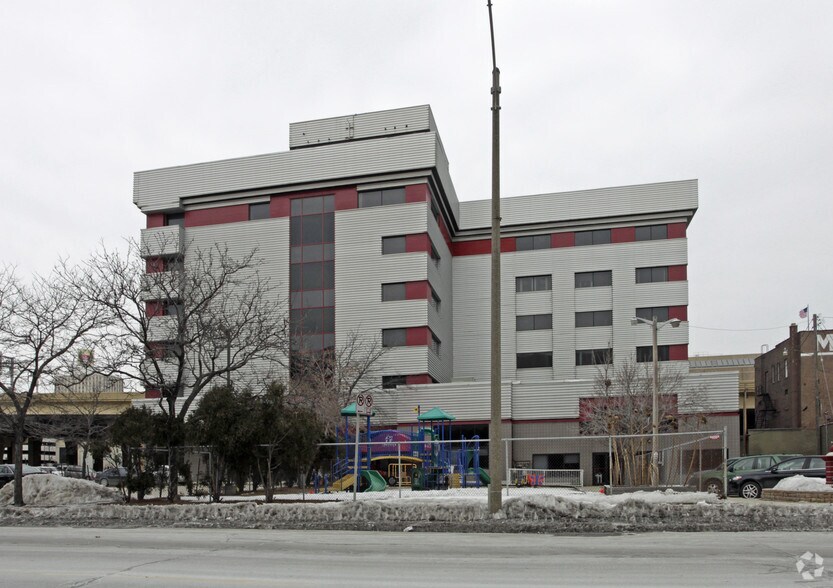 350 W Saint Paul Ave, Milwaukee, WI à vendre - Photo du bâtiment - Image 3 de 6