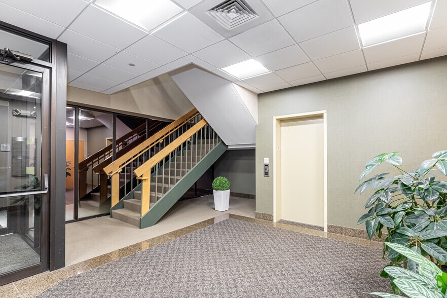 I-91 Corridor EXIT 21, Middletown, CT for lease - Lobby - Image 3 of 19