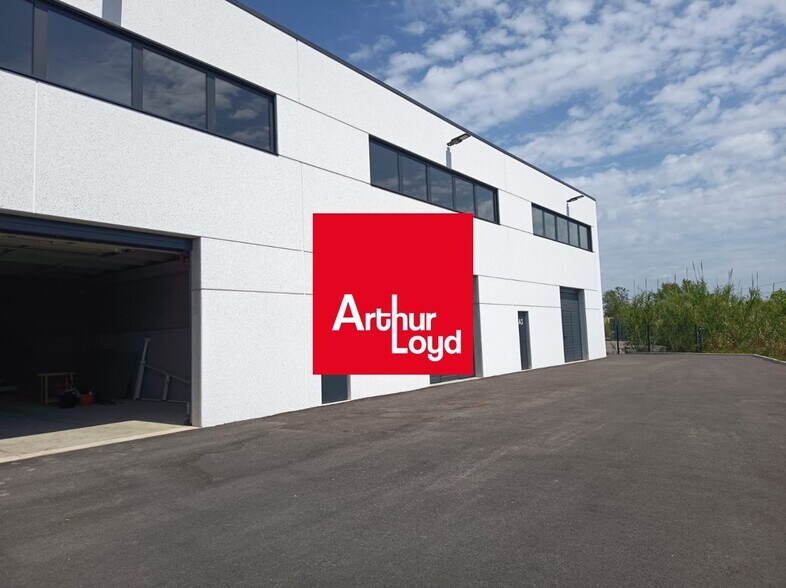 Flex in Cuers for lease - Building Photo - Image 1 of 7