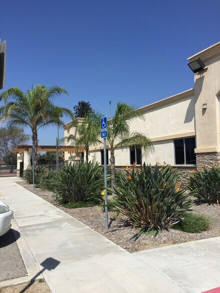 960 W Mission Blvd, Pomona, CA à louer - Photo du bâtiment - Image 2 de 6