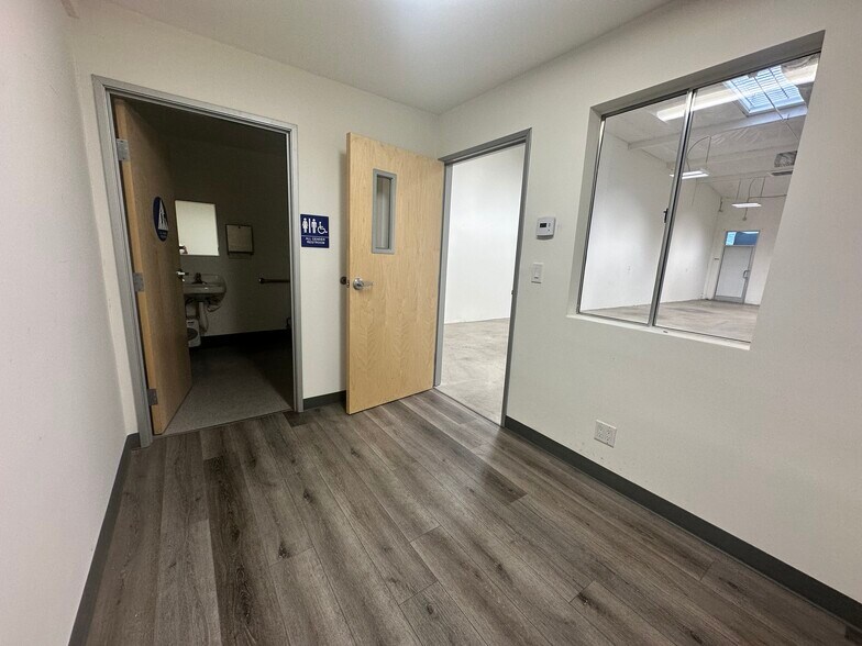 14723-14825 Oxnard St, Van Nuys, CA à louer - Photo du bâtiment - Image 2 de 11