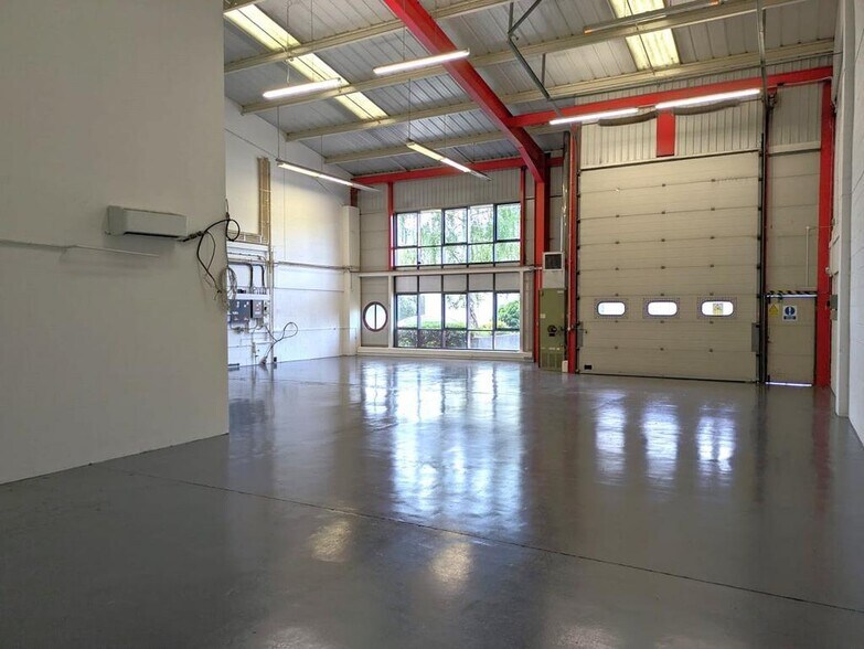 Walnut Tree Clos, Guildford à louer - Photo du bâtiment - Image 2 de 6