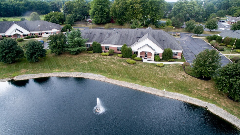 789 White Pond Dr, Akron, OH à louer - Photo du bâtiment - Image 2 de 15