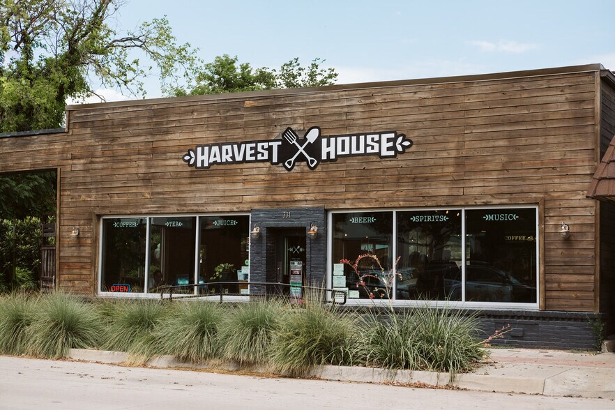 331 E Hickory St, Denton, TX à vendre - Photo du bâtiment - Image 1 de 2