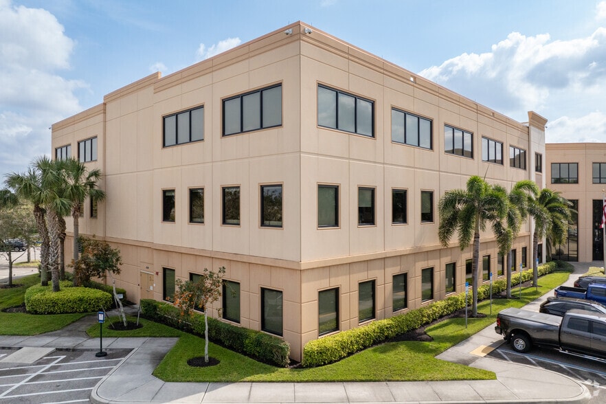 12651 Gateway Blvd, Fort Myers, FL à louer - Photo du bâtiment - Image 3 de 5