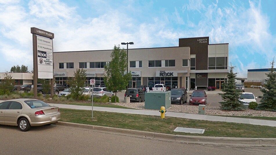 111 Broadway Blvd, Strathcona County, AB à louer - Photo du bâtiment - Image 2 de 12