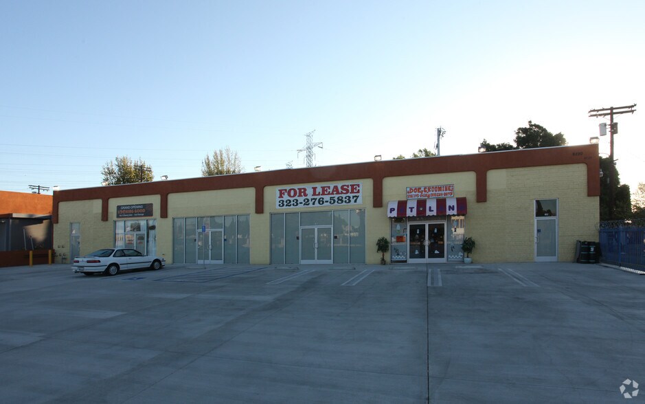 8220 Coldwater Canyon Ave, North Hollywood, CA à louer - Photo du bâtiment - Image 3 de 4