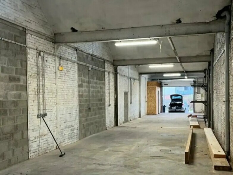 Flex in Rouen for lease - Interior Photo - Image 2 of 3