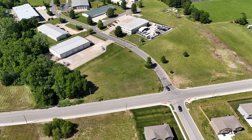 400 Powell Dr, Oak Grove, MO à vendre - Photo du bâtiment - Image 2 de 4