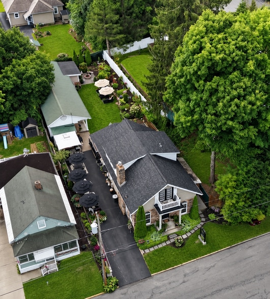 15 West St, Lake George, NY à vendre - Photo du bâtiment - Image 2 de 54