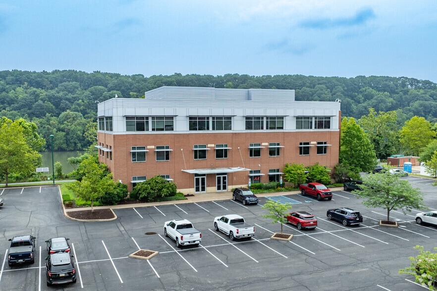 385 E Waterfront Dr, Homestead, PA for lease - Primary Photo - Image 1 of 14