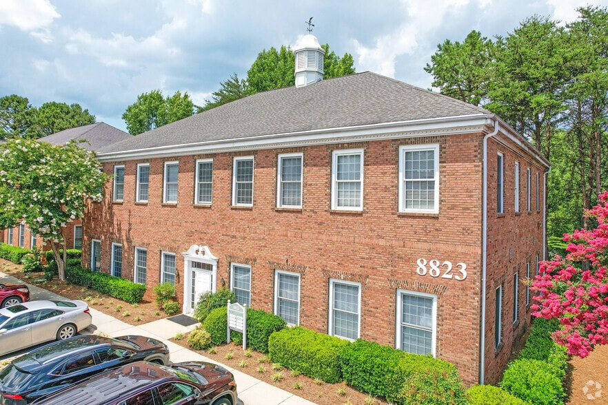 8823 University East Dr, Charlotte, NC for lease - Primary Photo - Image 1 of 6