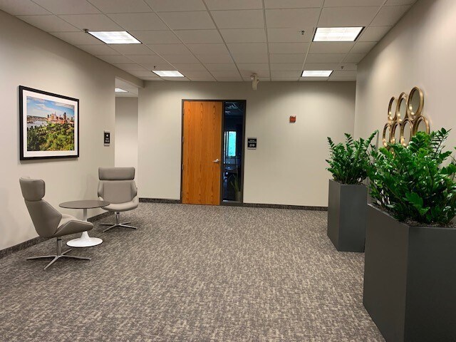 1907 E Wayzata Blvd, Wayzata, MN for lease Interior Photo- Image 1 of 21