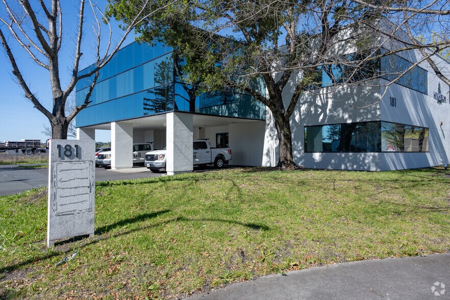 181 Lynch Creek Way, Petaluma, CA à louer - Photo du bâtiment - Image 3 de 9