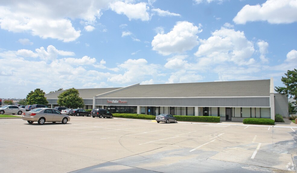 6833-6869 Green Oaks Rd, Fort Worth, TX à louer - Photo du bâtiment - Image 1 de 4