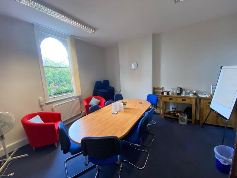 48 Middle Hillgate, Stockport for sale - Interior Photo - Image 3 of 10