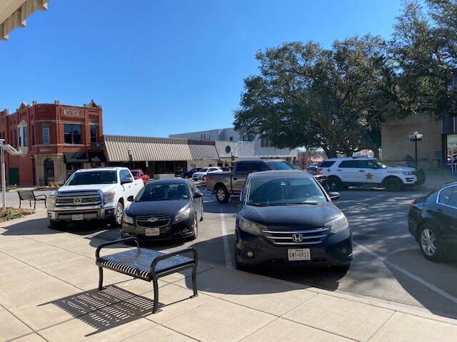 106 W Grove St, Kaufman, TX à louer - Photo du bâtiment - Image 3 de 23