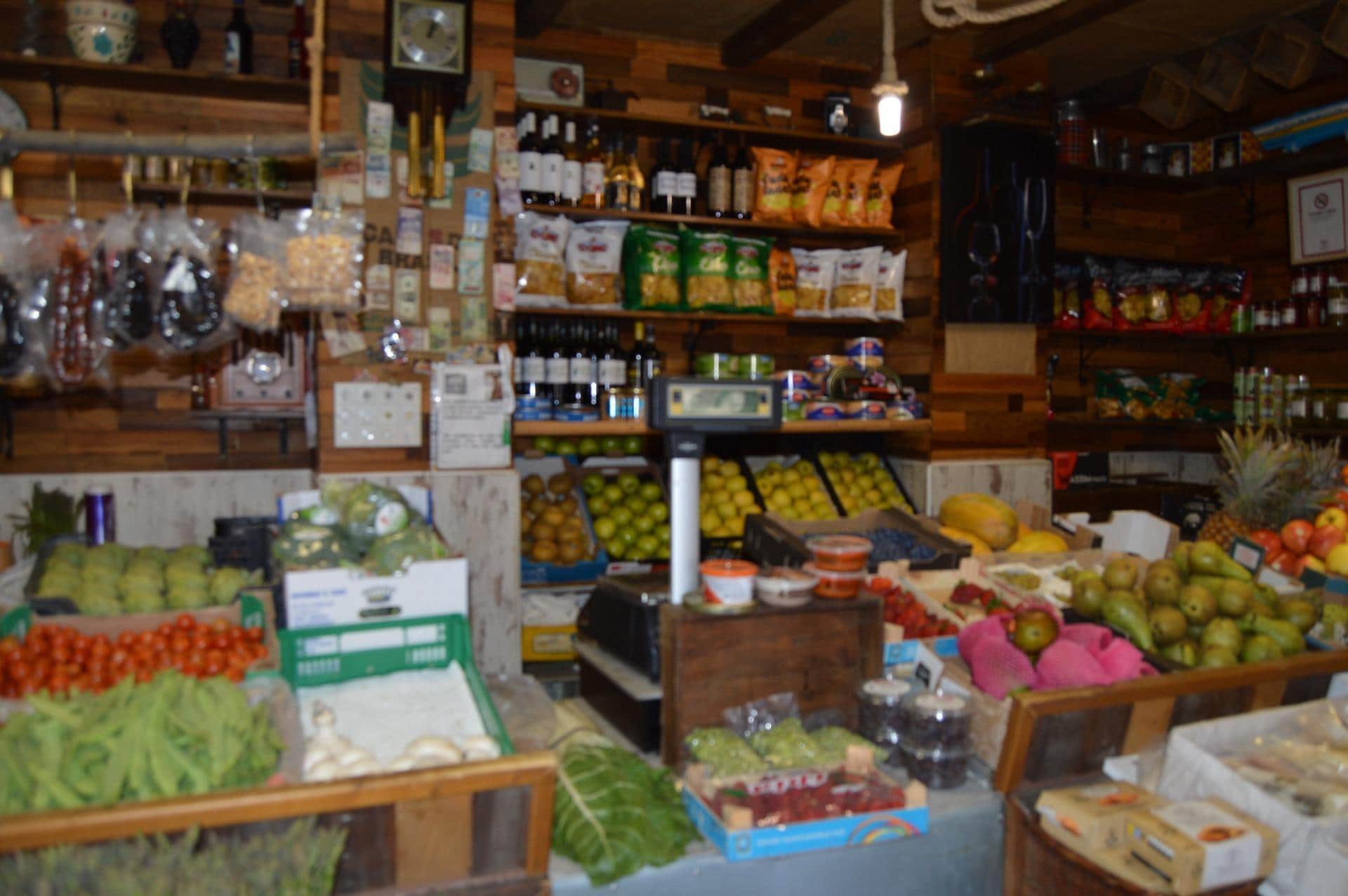Retail in Granada for lease Interior Photo- Image 1 of 9