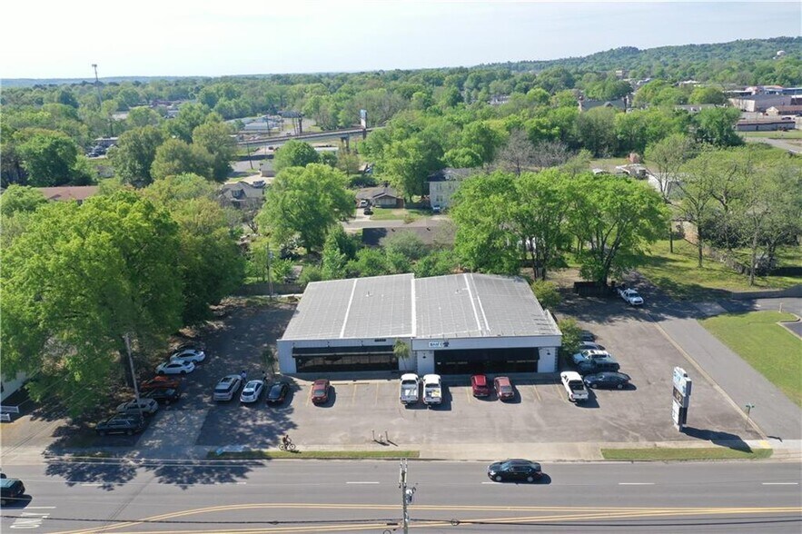302 E Parkway Dr, Russellville, AR à vendre - Photo du bâtiment - Image 2 de 14