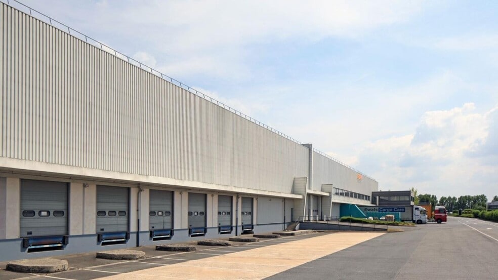 Industrial in Compans for lease - Building Photo - Image 3 of 7
