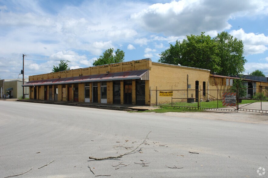 109 NW 2nd St, Smithville, TX à louer - Photo du bâtiment - Image 1 de 27