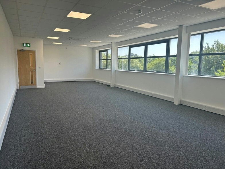 Ellesfield Av, Bracknell à louer - Photo du bâtiment - Image 3 de 7