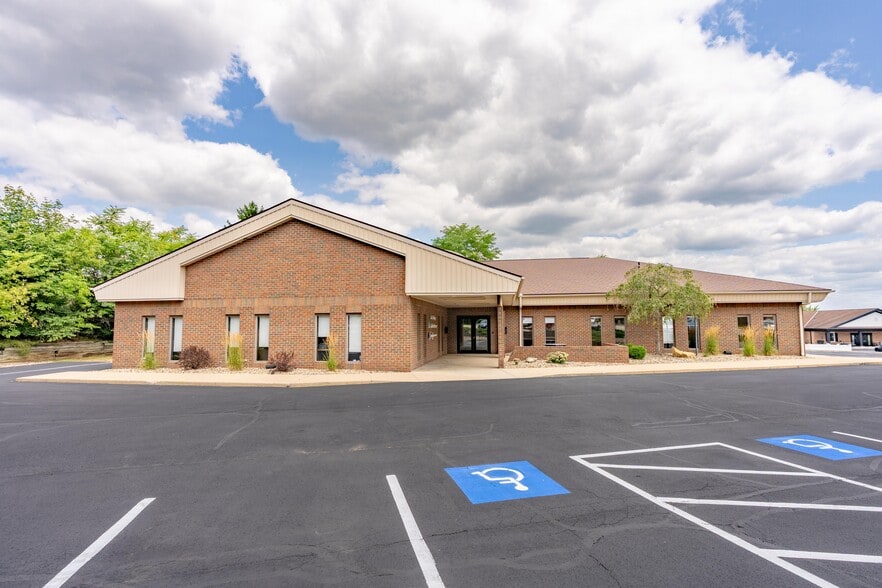 4665 Douglas Cir NW, Canton, OH for lease - Building Photo - Image 2 of 5