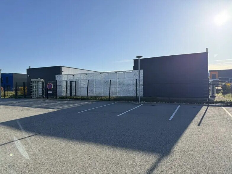 Flex in Valence for sale - Building Photo - Image 2 of 5