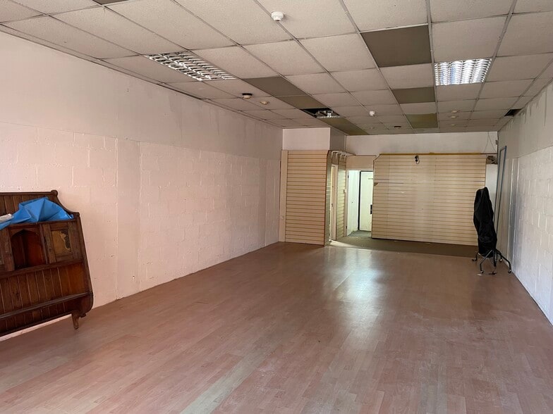 Priory Sq, Salisbury for lease - Building Photo - Image 3 of 3
