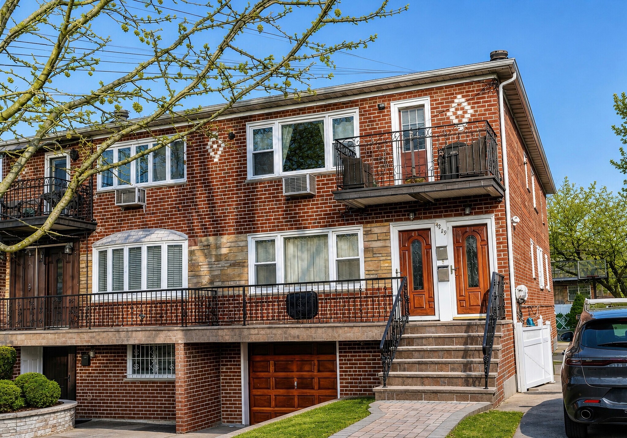 4219 195th St, Flushing, NY à vendre Photo du bâtiment- Image 1 de 6