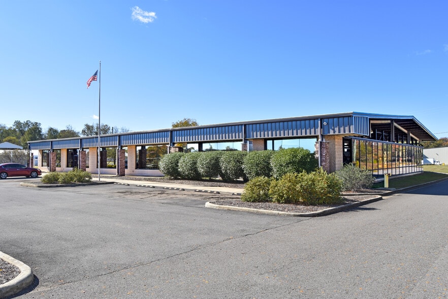 600 64th Avenue N Portfolio portfolio of 3 properties for sale on LoopNet.ca - Building Photo - Image 2 of 7