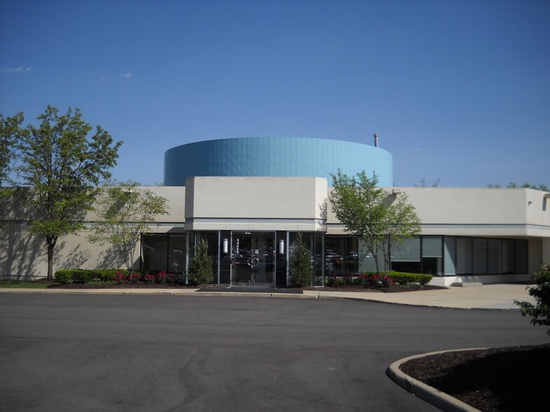 34555 W 12 Mile Rd, Farmington Hills, MI à vendre - Photo du bâtiment - Image 2 de 10