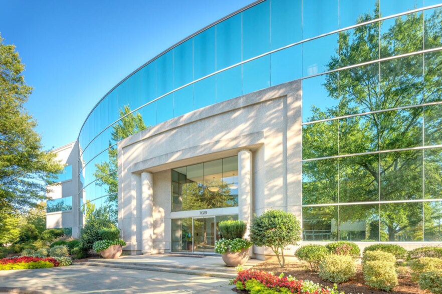 7029 Albert Pick Rd, Greensboro, NC à louer - Photo principale - Image 1 de 15
