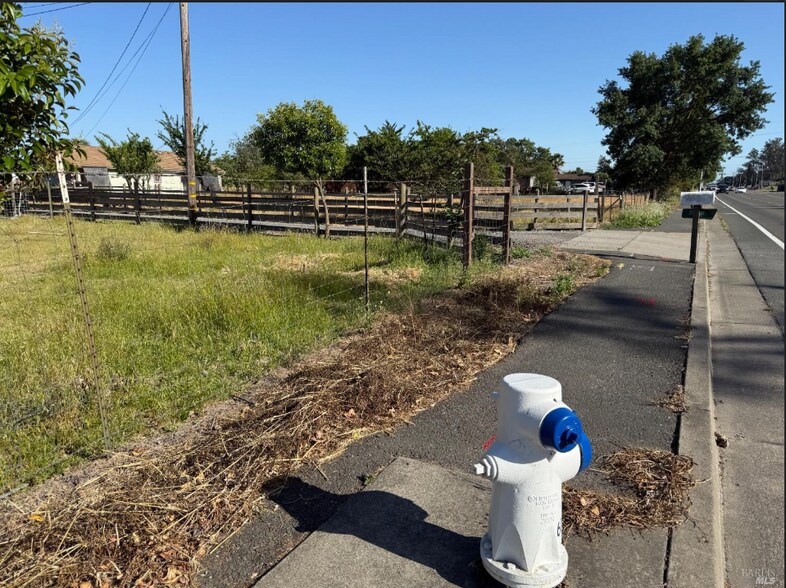 2082 Fulton Rd, Santa Rosa, CA à vendre - Photo du bâtiment - Image 3 de 25