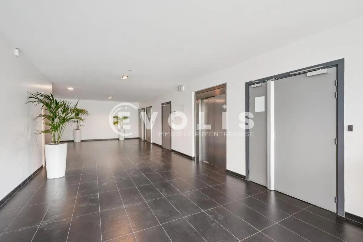 Office in Créteil for lease Lobby- Image 1 of 12