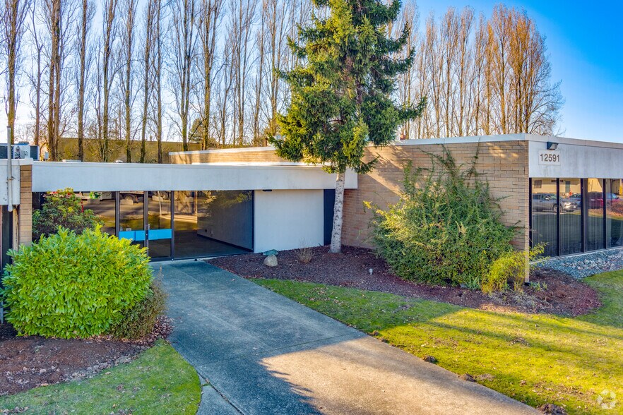 12591 Vulcan Way, Richmond, BC à louer - Photo du bâtiment - Image 3 de 4